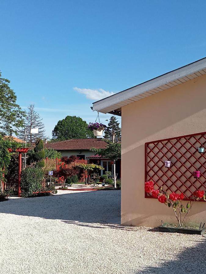 Une Pause Quelque Part Au Jardin Des Erables Et Des Niwakis Saint-Medard-de-Guizieres 외부 사진