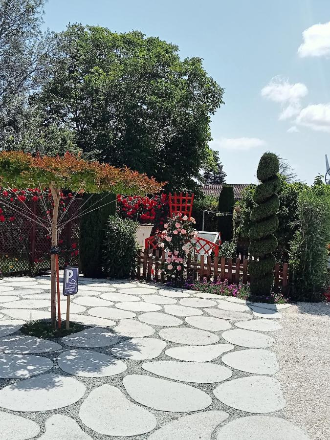 Une Pause Quelque Part Au Jardin Des Erables Et Des Niwakis Saint-Medard-de-Guizieres 외부 사진