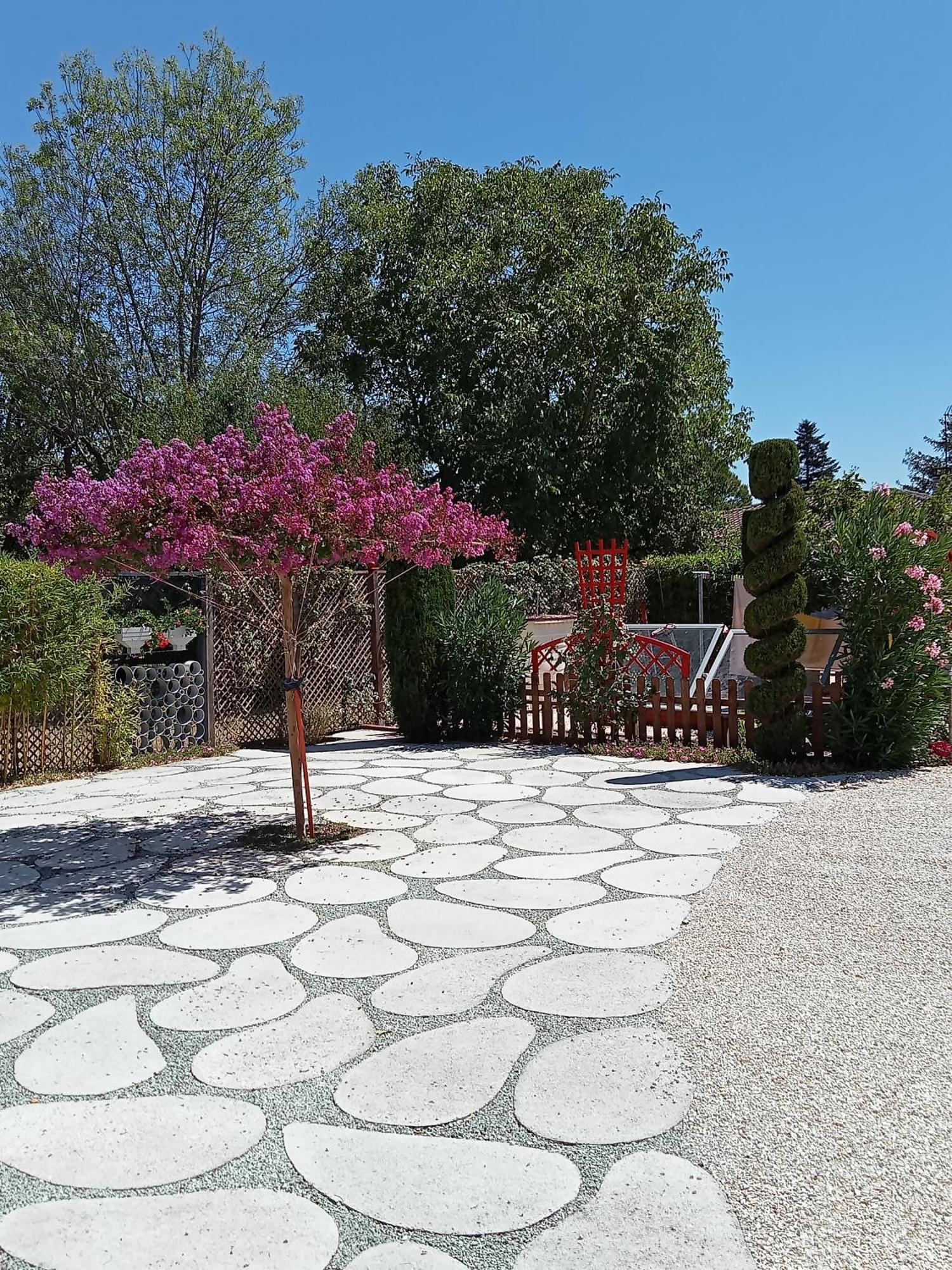 Une Pause Quelque Part Au Jardin Des Erables Et Des Niwakis Saint-Medard-de-Guizieres 외부 사진