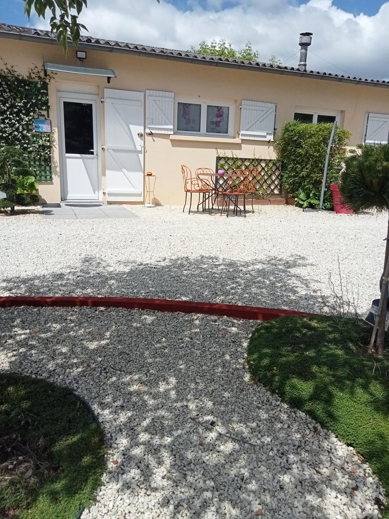 Une Pause Quelque Part Au Jardin Des Erables Et Des Niwakis Saint-Medard-de-Guizieres 외부 사진