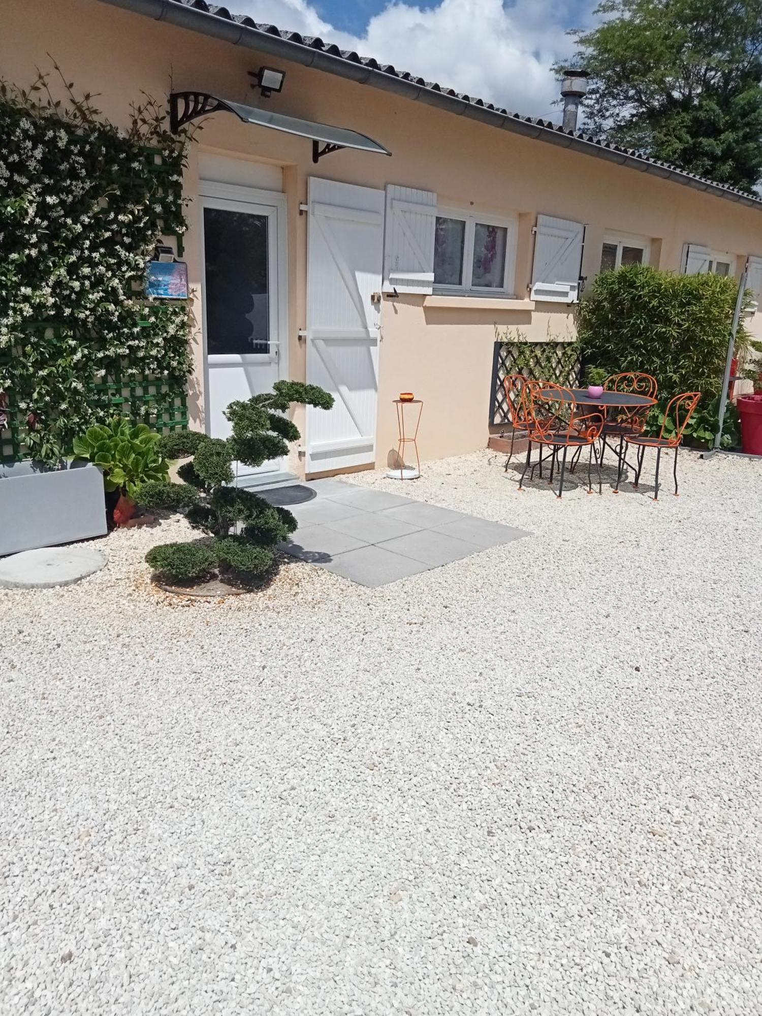 Une Pause Quelque Part Au Jardin Des Erables Et Des Niwakis Saint-Medard-de-Guizieres 외부 사진